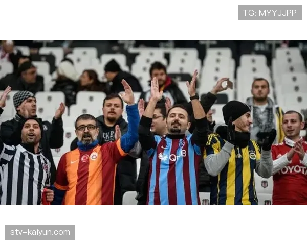 特写：南特主场外，球迷自发悼念前俱乐部主席基塔